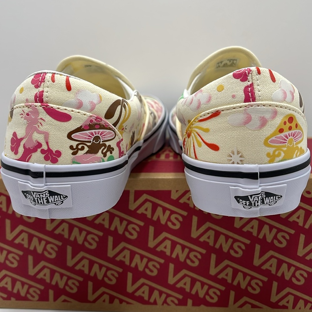 Vans WMNS  Classic Slip-On Get Outdoors Classic White 
VN000BVZFRL Sneakers - Picture 13 of 16